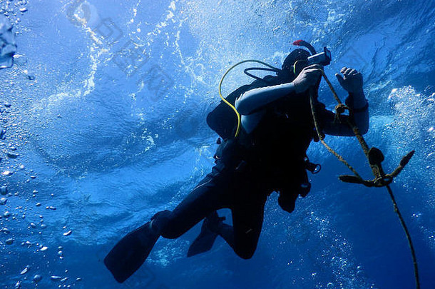 潜水水晶清晰的水地中海水下照片潜水员的轮廓水下闪电条件