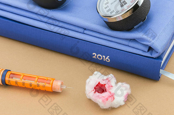 胰岛素注射笔和听诊器，<strong>糖尿病的</strong>概念