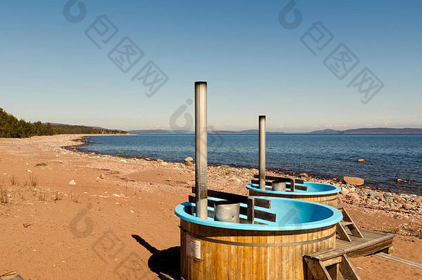 瑞典北部的海边有一个的圆形温泉池，里面有一个壁炉用来加热海水。