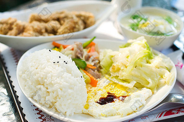 美味的集午餐中国人食物大米蛋卷心菜蔬菜炸鸡汤表格
