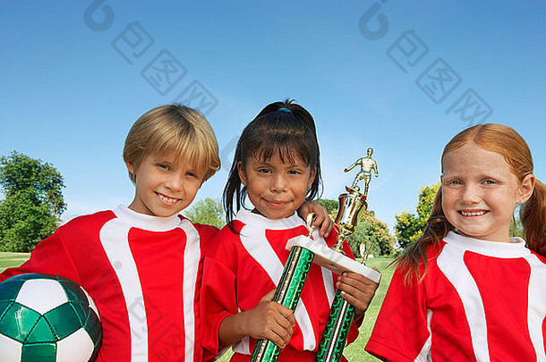 孩子们年持有足球球奖杯足球场肖像