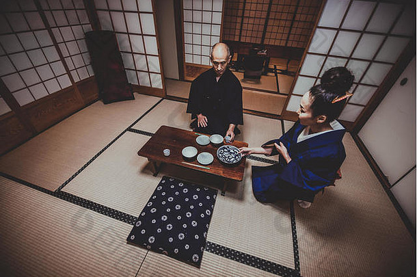 日本老夫妇在传统房子里的时刻