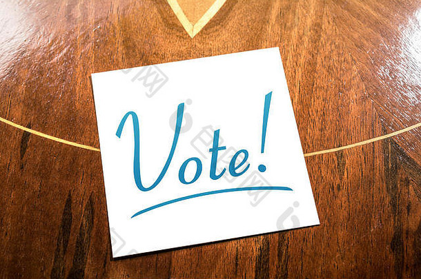 木柜上的纸条提醒投票