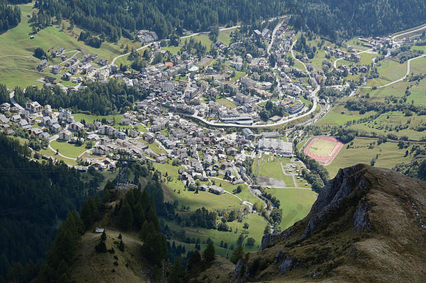 瑞士阿尔卑斯山度假小镇卢瑟巴德，从瑞士瓦莱州伯尔尼阿尔卑斯山的林德霍恩和杰米山口的群山上俯瞰。