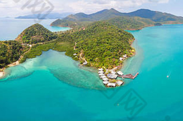 热带景观空中全景图，岛屿海岸线和海滩被透明的蓝色海水、绿色雨林包围，从d
