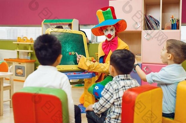 有趣的小丑和孩子们玩字母表