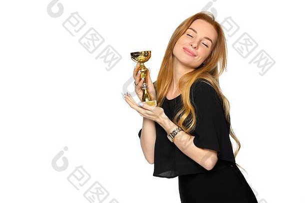 一位手拿纪念品的金发女郎。比赛的获胜者。胜利和认可的概念。