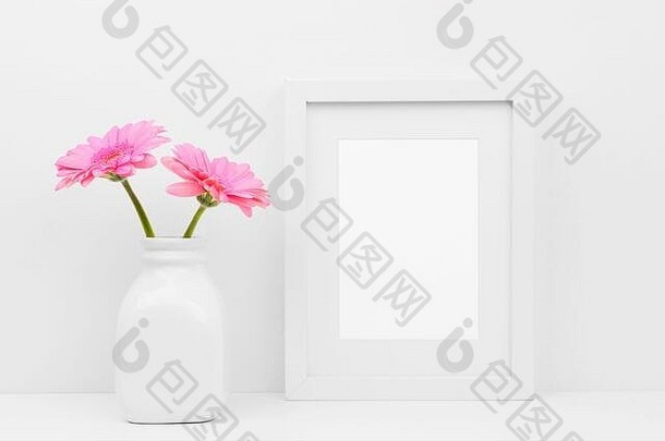 模拟白色框架粉红色的黛西花花瓶架子上桌子上白色颜色计划肖像框架取向