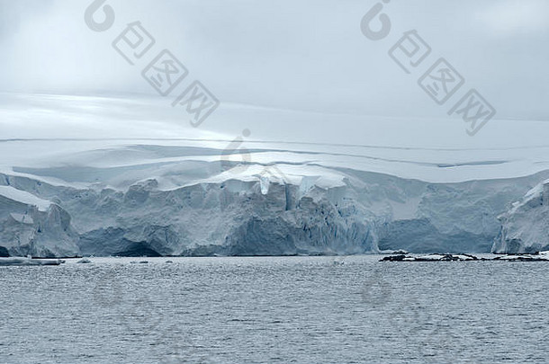 南极半岛安德沃德湾内科港的冰雪景观
