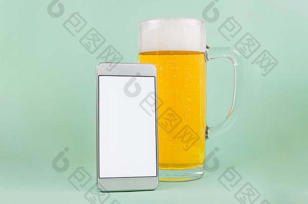 杯子草案啤酒空白屏幕聪明的电话绿色背景