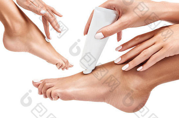 女人挤压保湿奶油腿