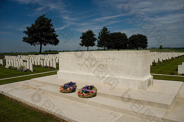 阿达纳克加拿大公墓，位于索姆岛波齐耶尔山脊，内有3172座<strong>一战</strong>时期的坟墓，法国
