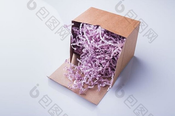 紫色的粉红色的碎纸赠送填料纸板盒子