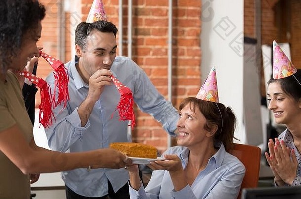 多样化的快乐的友好的员工祝贺成熟的的同事快乐生日