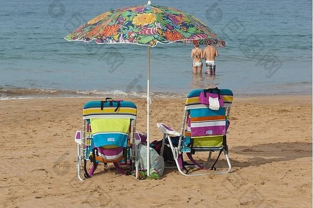 放松海滩下午雨伞