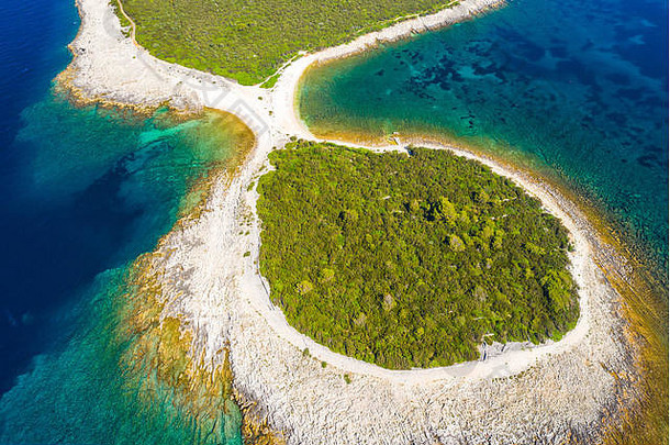 克罗地亚杜吉奥托克岛上岩石海岸海角的空中俯视镜头，海<strong>水</strong>清澈<strong>如水</strong>晶