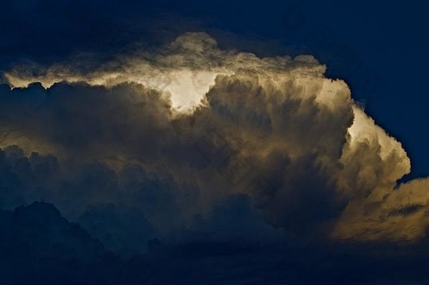德克萨斯州峡谷夕阳下的建筑雷雨。