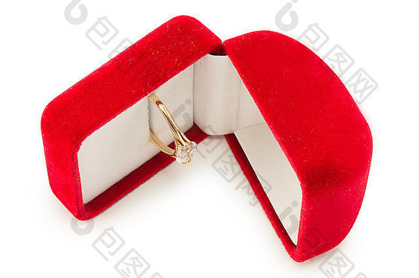 红色礼盒中的金色结婚戒指