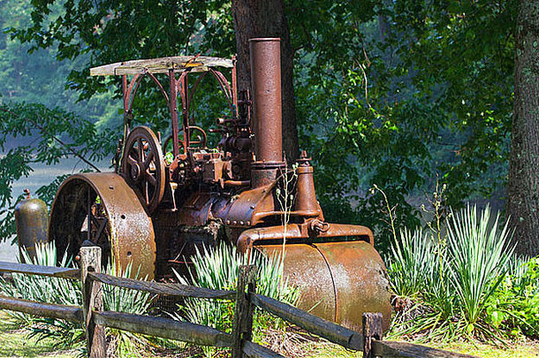 古董蒸汽辊停长满草的场