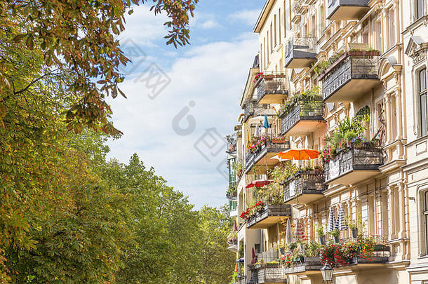 传统的欧洲阳台色彩斑斓的花花盆