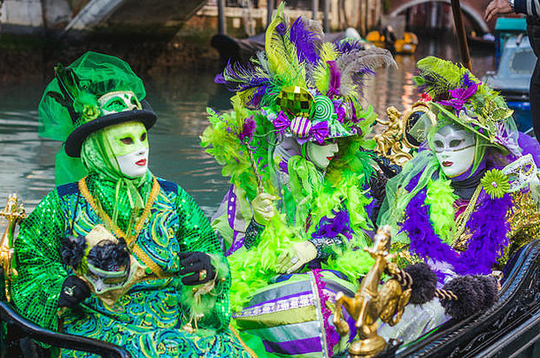 威尼斯狂欢节上，美丽的面具在敞篷车上。