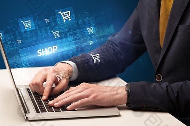 商人在笔记本电脑上工作，有<strong>店铺</strong>铭文，网上购物的概念