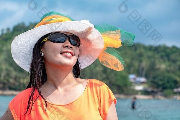 肖像年轻的美丽的泰国夫人走微笑快乐海滩海海洋休闲旅行假期假期