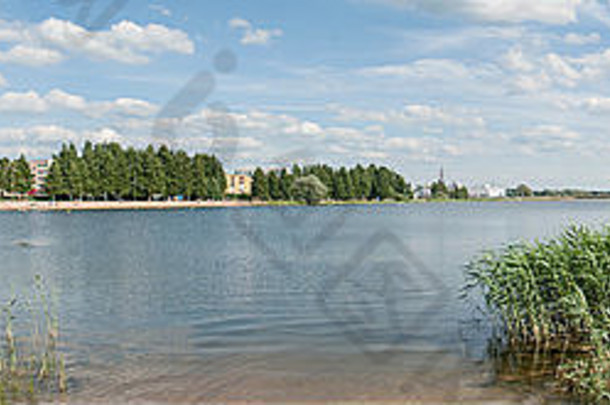 爱沙尼亚塔尔图市中心Emajogi河河岸的<strong>游泳场</strong>所。大自然中阳光明媚的夏日。
