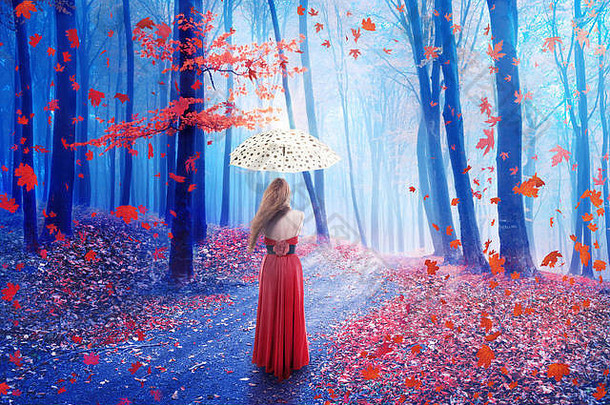 梦幻般的画面，一个美丽孤独的年轻女子打着雨伞行走在森林中的仙境和梦幻的境界。自然背景