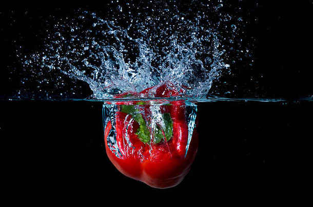 红铃铛甜椒掉进水里