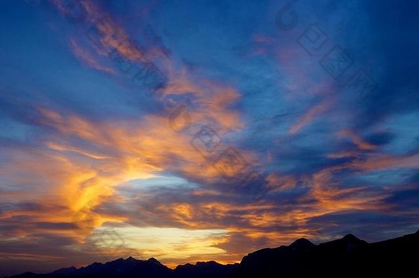 西班牙阿拉贡、比利牛斯、惠斯卡、奥德萨五颜六色的黎明天空。