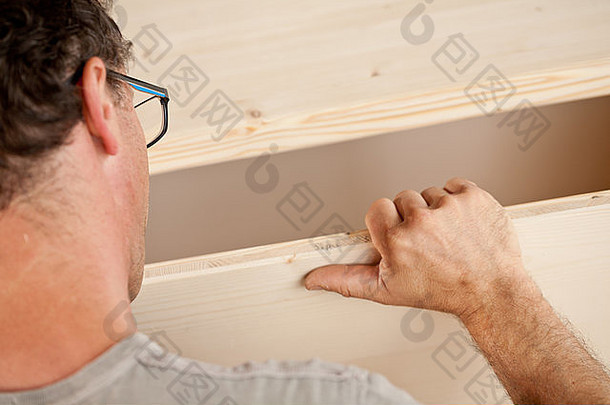 木匠在一件手工制作的家具中放置部件的有力手臂和手