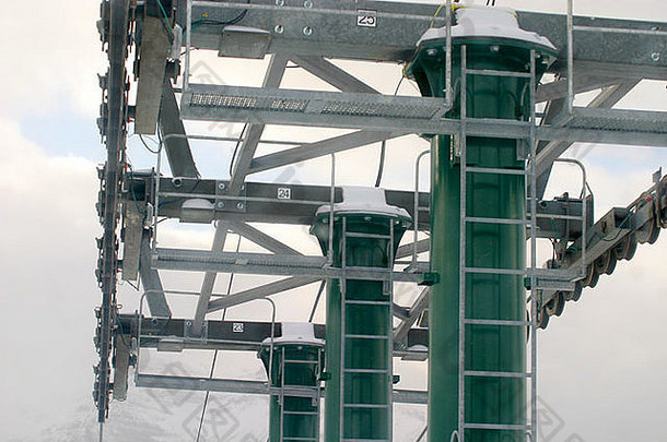 在加拿大落基山脉滑雪。缆车升降机