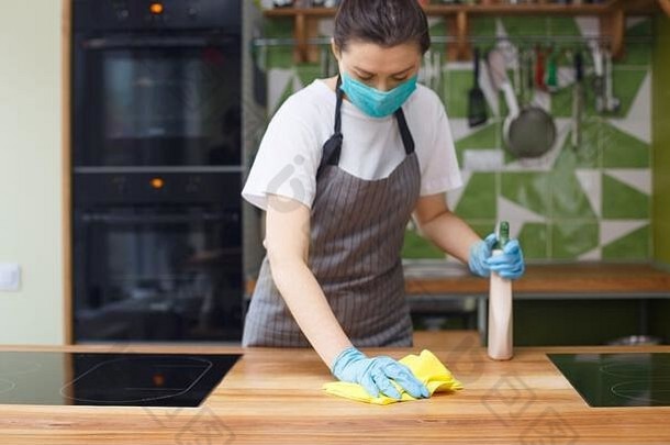 女人清洁厨房消毒喷雾超细纤维
