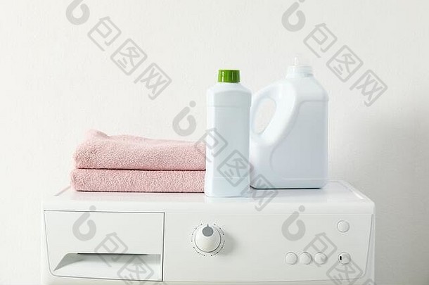 洗衣机上的洗涤剂和毛巾，文本空间