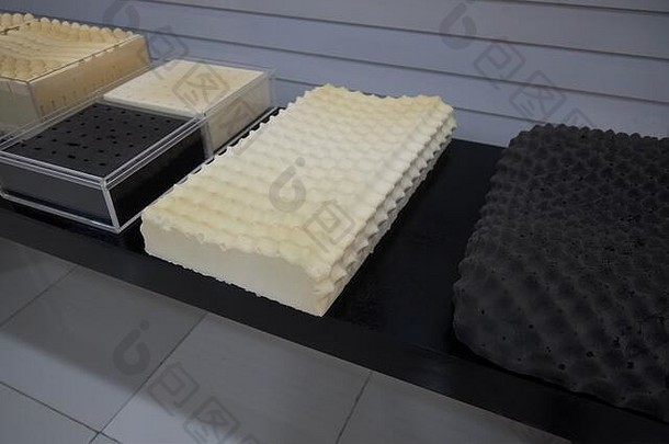 一家工厂的展厅里有几种不同类型的天然乳胶枕头。
