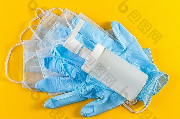 卫生用品包括黄色背景的乳胶手套、口罩和洗手液。卫生<strong>防护冠状病毒</strong>19型。<strong>病毒防护</strong>