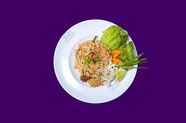 白色盘子上的亚洲泰国菜，紫色背景，留有空间