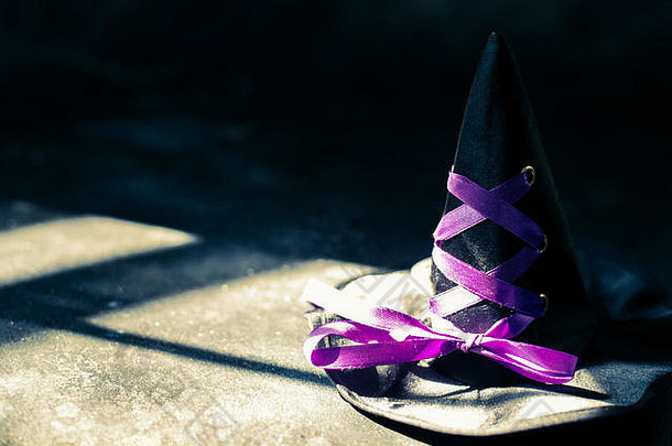 黑桌子上的女巫帽。万圣节假期概念