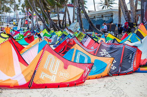 菲律宾长滩岛-2月1日：放风筝在布拉博海滩晾干