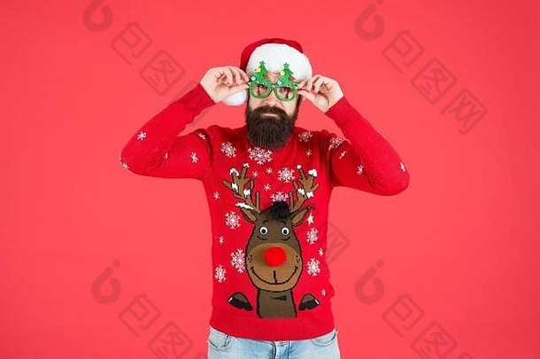 时髦大胡子<strong>男人</strong>摄影棚道具红色背景。圣诞<strong>节</strong>庆祝的想法。冬季<strong>风格</strong>。新年快乐。参加<strong>节</strong>日庆祝活动。冬季派对服装。带鹿的毛衣。