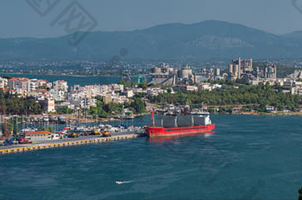 港口城市全景。城市景观背景。以群山为背景的港口城市。渡船，城市附近的驳船。欧洲城市的美丽自然。欧洲旅行。停泊在港口的红船