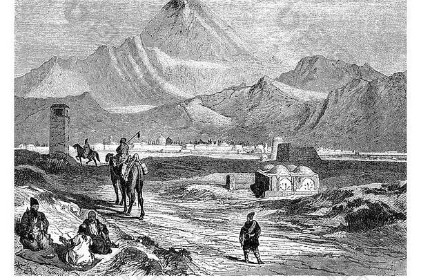 达马文和波斯火山，中东最高的山峰，底部有矿泉热，靠近山顶的富马勒和索尔法塔拉被雪覆盖着。