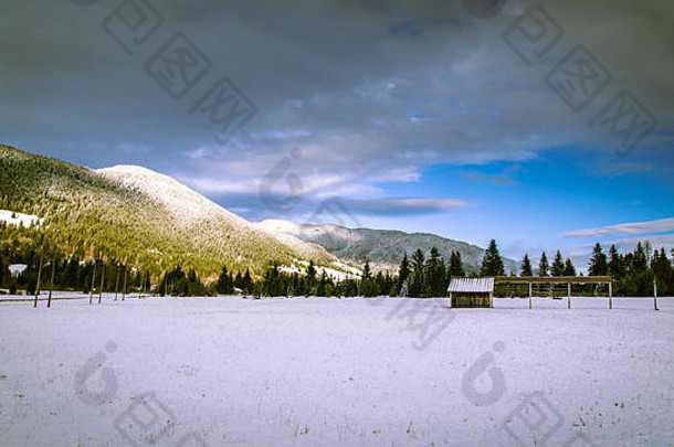 日落降雪意大利阿尔卑斯山脉