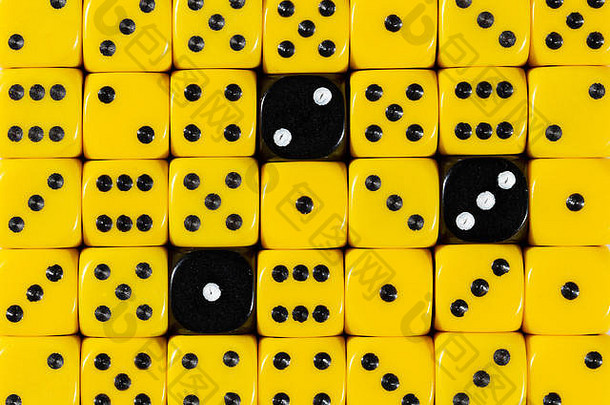 带有三个黑色立方体的随机有序黄色骰子的背景