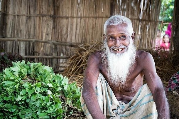 孟加拉国一家蔬菜店的老人