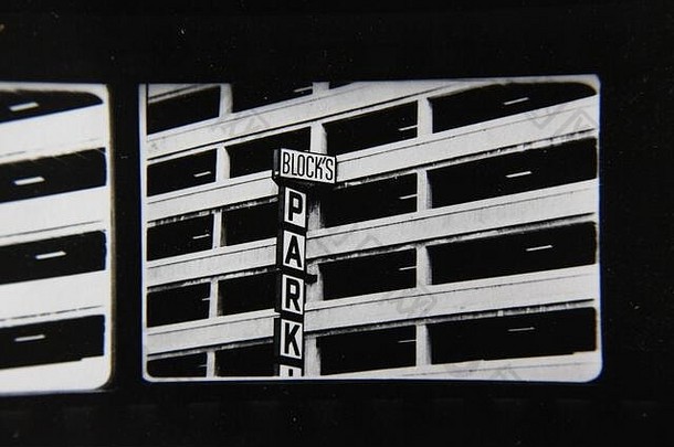 精细的70年代复古接触打印黑白极端摄影<strong>街区</strong>停车场。