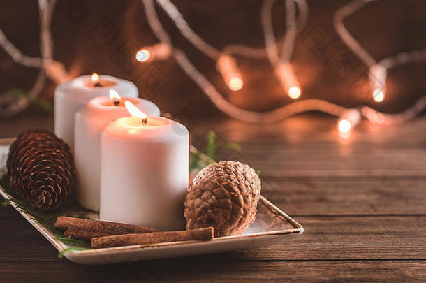 冬天舒适的装饰白色燃烧蜡烛木节日表格罗嗦灯背景温暖的健美的图像