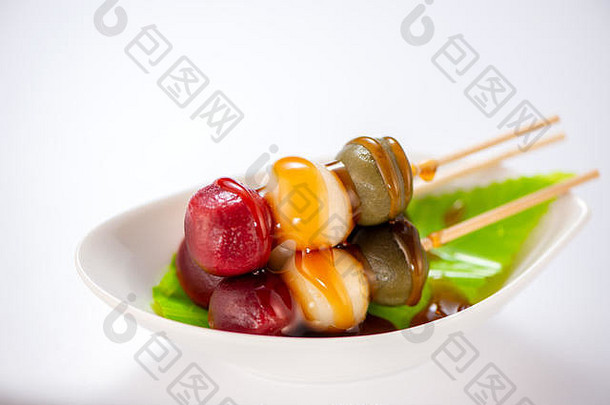 <strong>日</strong>本Dango甜点，有3种不同颜色，分别为粉色（红色）、白色和绿色，食谱、hanami Dango、tsukimi Dango、空间。