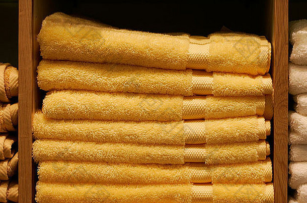 很多黄色的<strong>毛巾架子</strong>上明亮的光滑的柔滑的光滑的软毛茸茸的羊毛命令
